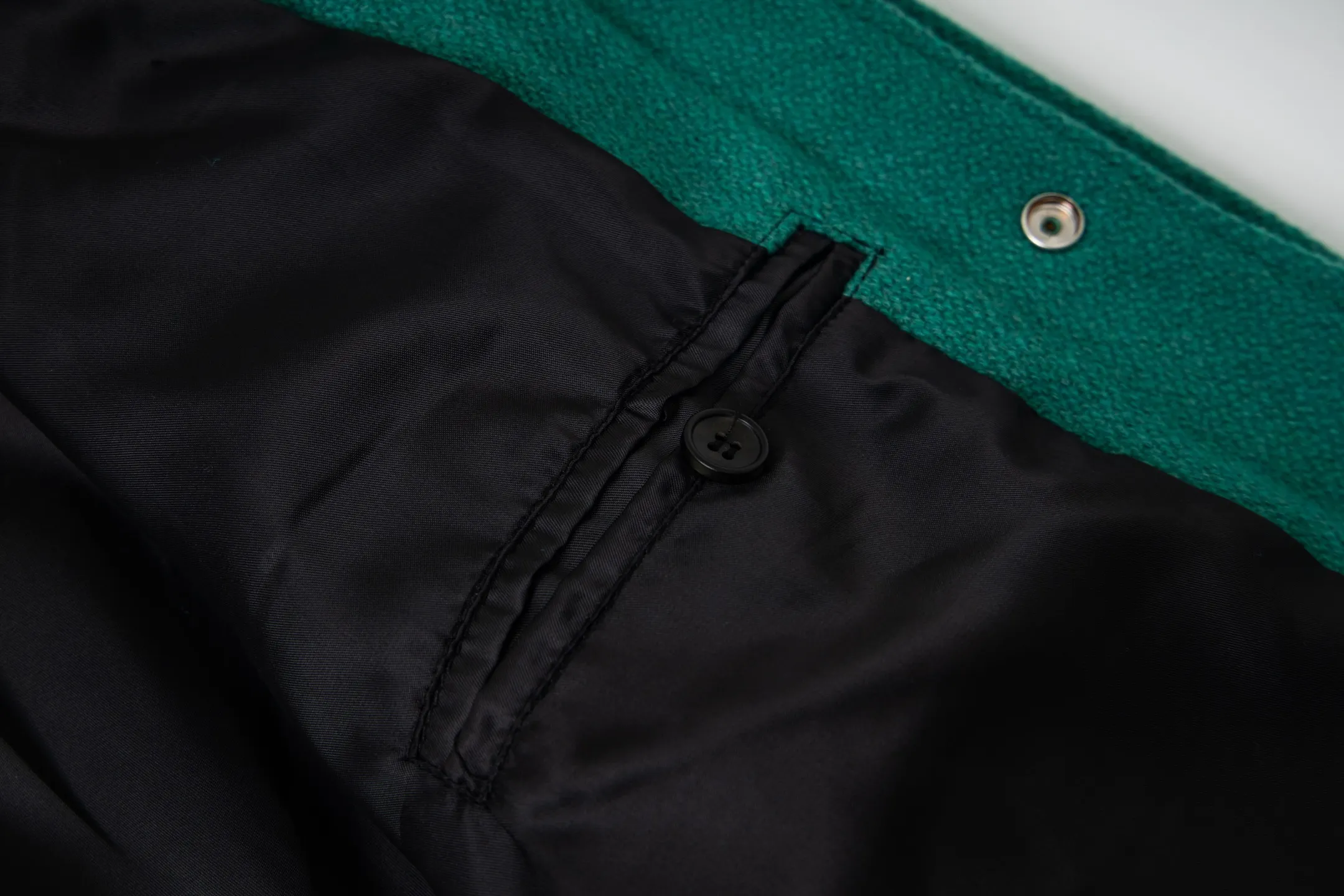 P480 wool version. High version ready in stock. Saint Laurent Paris slp classic leather patchwork black and white baseball collar jacket. The original version is 1:1 to develop the highest version on the Internet. It took 2 months to customize pure wool fabric and jacquard ribbing (ordinary machines cannot achieve this jacquard effect). The version is super handsome. The patchwork position is very particular about parking technology. Whether the whole dress looks good depends on this position 46-48-50-52.